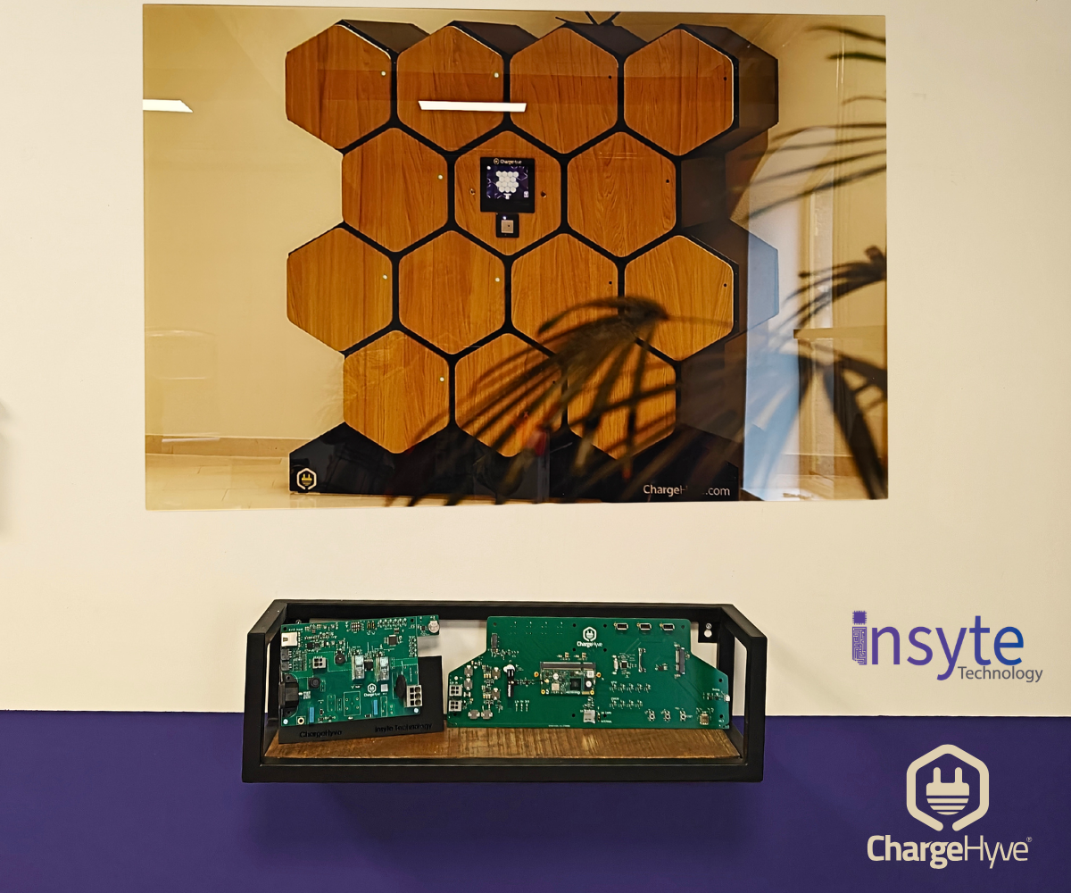 ChargeHyve Queen met hexagonvormige lockerpanelen boven een display van PCB’s, met branding van Insyte Technology en ChargeHyve.