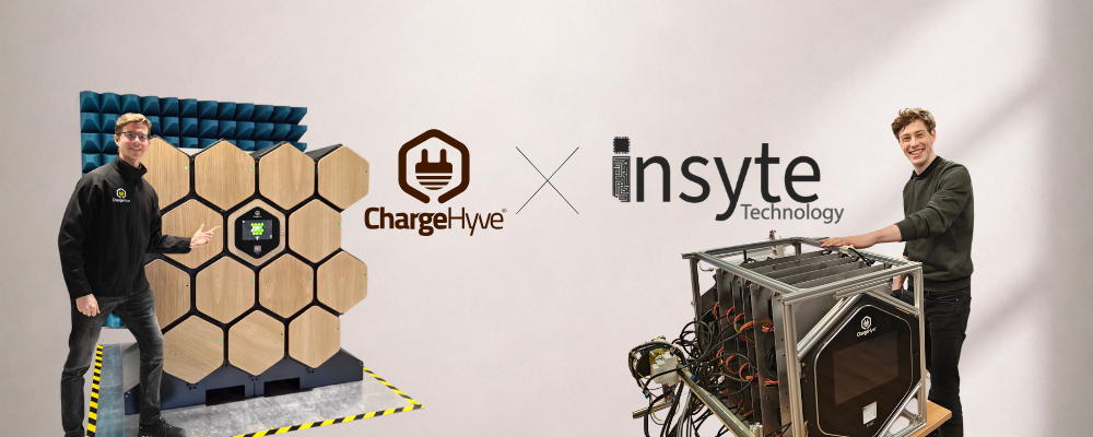Samenwerkingsbeeld van ChargeHyve en Insyte Technology met de ChargeHyve Queen en een technische elektronica-opstelling voor de e-bike accu laadlocker.