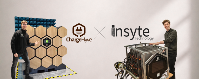 Samenwerkingsbeeld van ChargeHyve en Insyte Technology met de ChargeHyve Queen en een technische elektronica-opstelling voor de e-bike accu laadlocker.