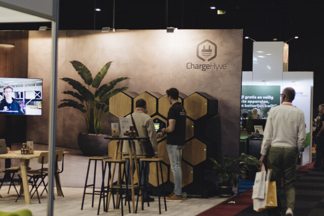 ChargeHyve-stand op de Vakbeurs Facilitair & Gebouwbeheer 2026 met laadlockers voor e-bikeaccu&rsquo;s en een demonstratie aan een bezoeker.