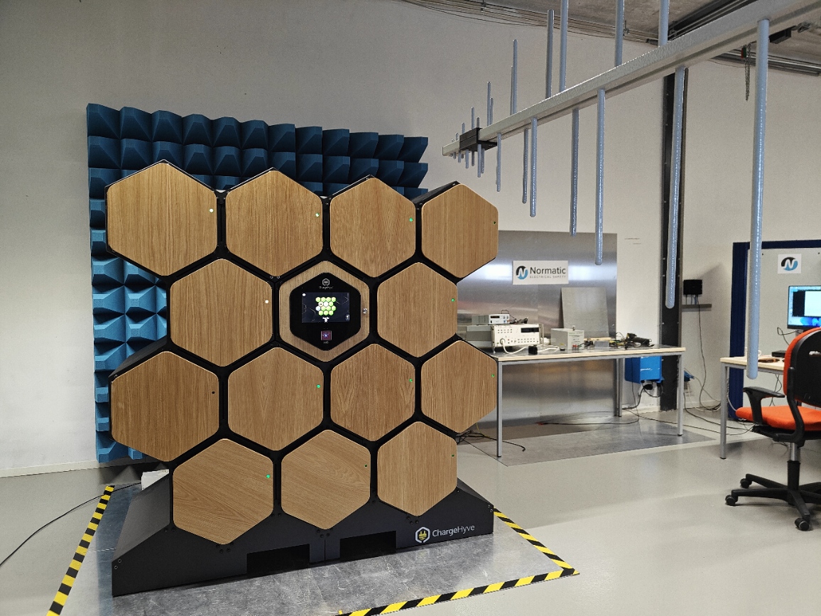ChargeHyve Queen in een technische testomgeving bij Normatic, waar de laadkast succesvol EMC- en LVD-testen doorloopt voor een Nederlands CE-gecertificeerd product.