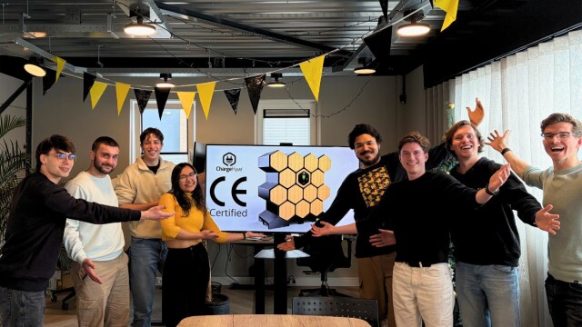 De ChargeHyve Queen is CE gecertificeerd en getest volgens de VDMA 24994, het team viert deze mijlpaal.