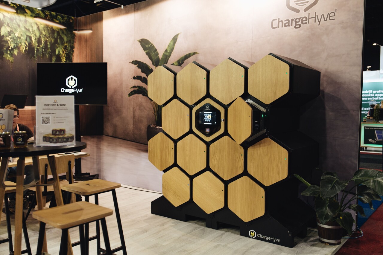 ChargeHyve Queen in een moderne interieursetting, als brandveilige laadkast voor e-bike accu&rsquo;s bij een receptie of welkomsthal.