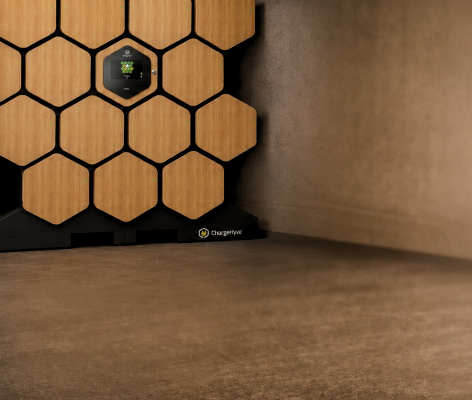 ChargeHyve Queen laadlocker voor e-bike accu&rsquo;s in een fietsenparkeergarage of fietsenkelder, met houten hexagondeuren en een centraal bedieningsscherm.