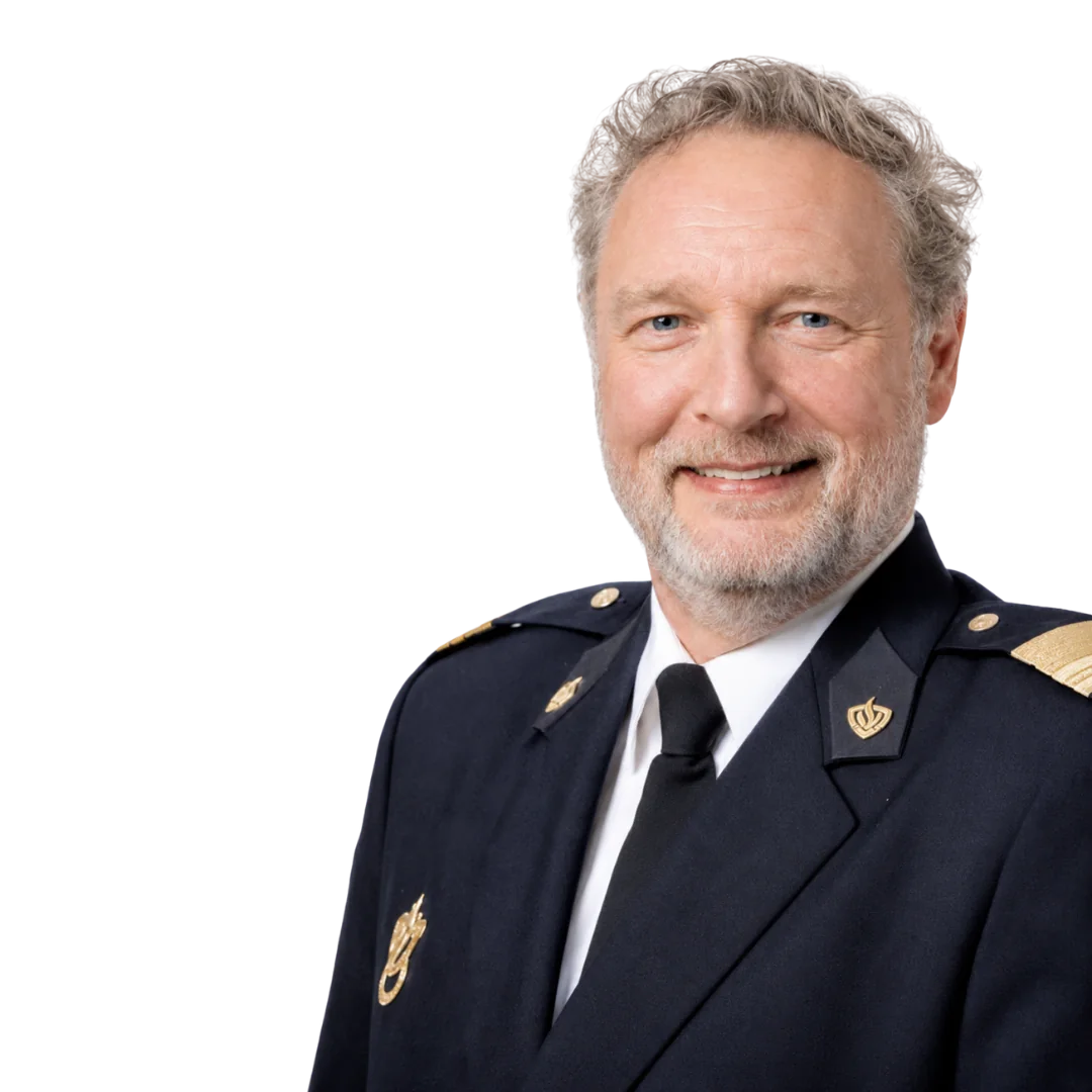 Portret van Diemer Kransen in een donker brandweeruniform, tegen een transparante achtergrond. De afbeelding staat bij zijn reactie over het veilig opladen en opslaan van e-bike accu&rsquo;s met ChargeHyve.