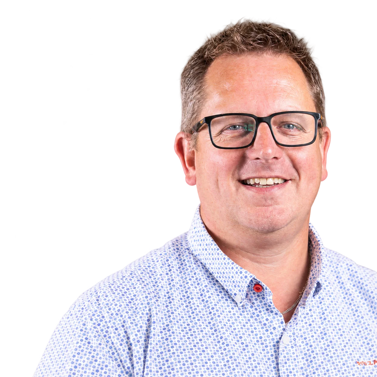 Portret van Harm Groen, facilitair manager bij Gasunie, tegen een transparante achtergrond. Hij draagt een licht overhemd en een bril. De afbeelding hoort bij zijn ervaring met de ChargeHyve Queen laadlocker voor e-bike accu&rsquo;s.