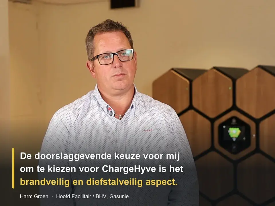 Harm Groen vertelt bij de ChargeHyve Queen laadlocker over zijn ervaring als facilitair verantwoordelijke bij Gasunie. Hij bespreekt de keuze voor een oplossing om e-bike accu&rsquo;s op het werk veilig op te laden en op te slaan, de reacties van medewerkers en