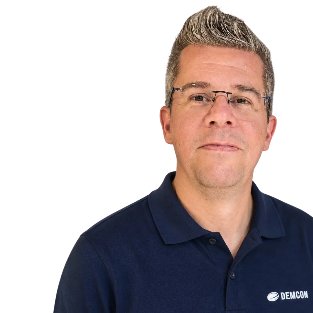 Portret van Jeroen Zandstra, facility manager bij Demcon, tegen een transparante achtergrond. Hij draagt een donker poloshirt met het Demcon-logo. De afbeelding staat bij zijn klantreactie over de ChargeHyve laadlocker voor e-bike accu&rsquo;s.