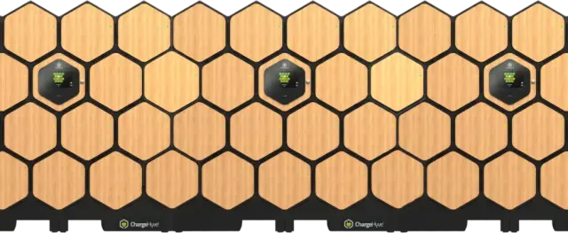 Brede modulaire wand van ChargeHyve Queen laadlockers met veel houten zeshoekige deuren en drie centrale bedieningsschermen. De afbeelding toont hoe meerdere modules samen een grotere voorziening vormen voor het opladen van e-bike accu&rsquo;s.