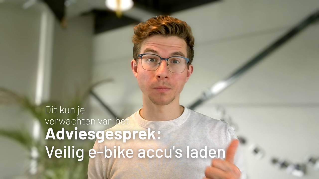 Jorg Wellink, oprichter en algemeen directeur van ChargeHyve, staat bij een thumbnail over advies op maat, laadlockers, offerte op maat en veilig opladen van e-bike accu&rsquo;s.